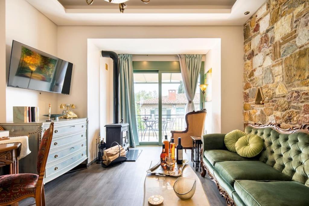 Queen's Stone Legend, Royal Living By Acropolis *