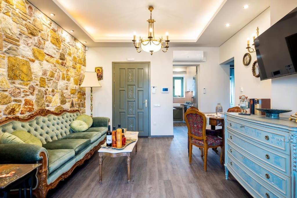 Queen's Stone Legend, Royal Living By Acropolis Holiday home